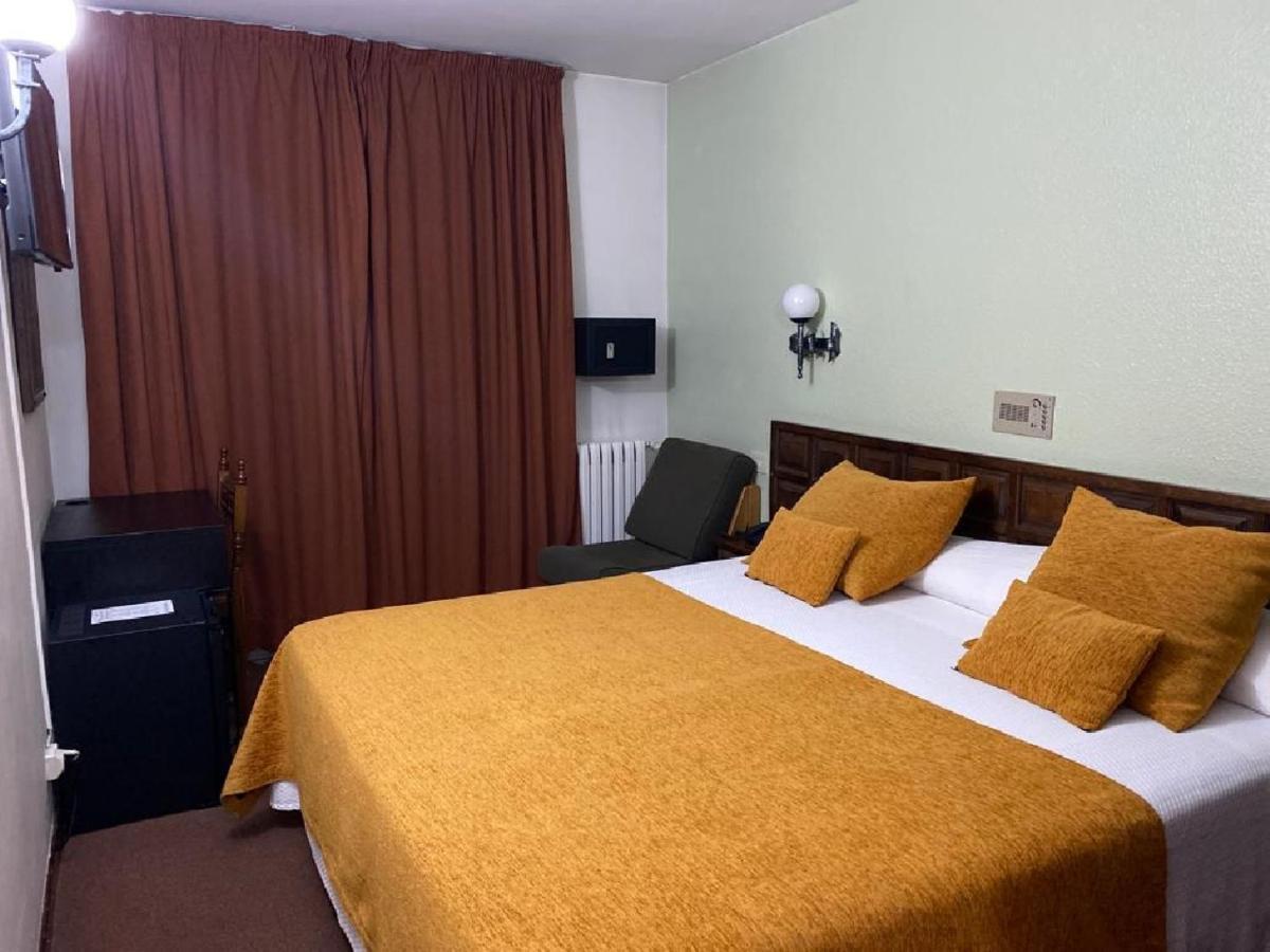 Hotel Folch サン・フリア・デ・ロリア エクステリア 写真